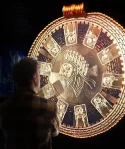 Ud af Kaos – projection mapping installation med animation af guldsmykke.