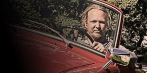 Kolja Pedersen siddende i en Autobianchi Cabriolet