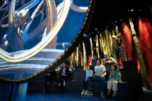 Projection mapping af animeret guldsmykke set af publikum