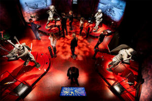 Museum Installation ‘Kriger’ med fire krigere og hver deres animerede slag projiceret i baggrunden.